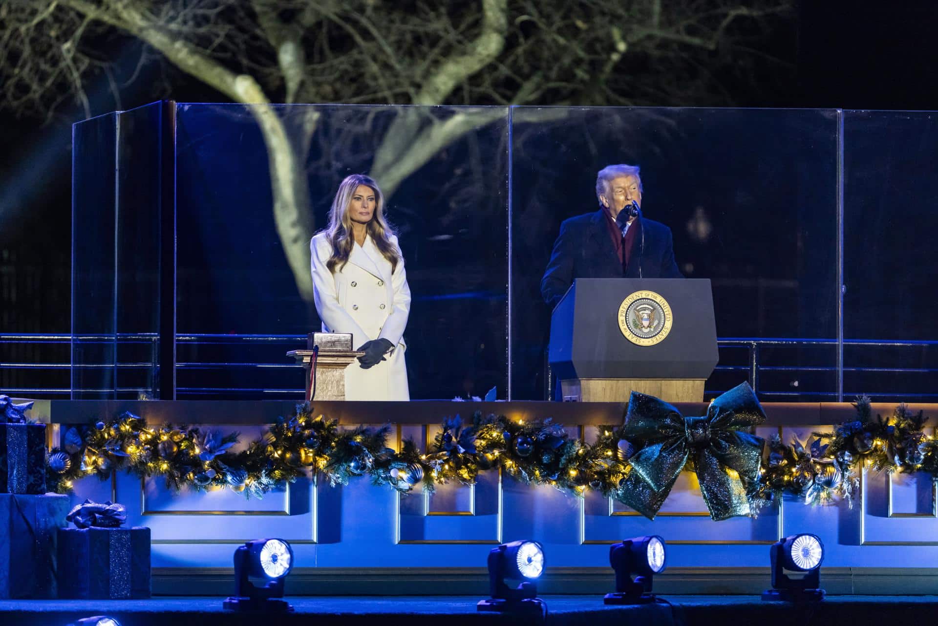 El presidente de EE.UU., Donald Trump, y la primera dama, Melania Trump, asisten al encendido del Árbol Nacional de Navidad frente a la Casa Blanca en Washington D.C., EE.UU., el 4 de diciembre de 2025. EFE/EPA/JIM LO SCALZO