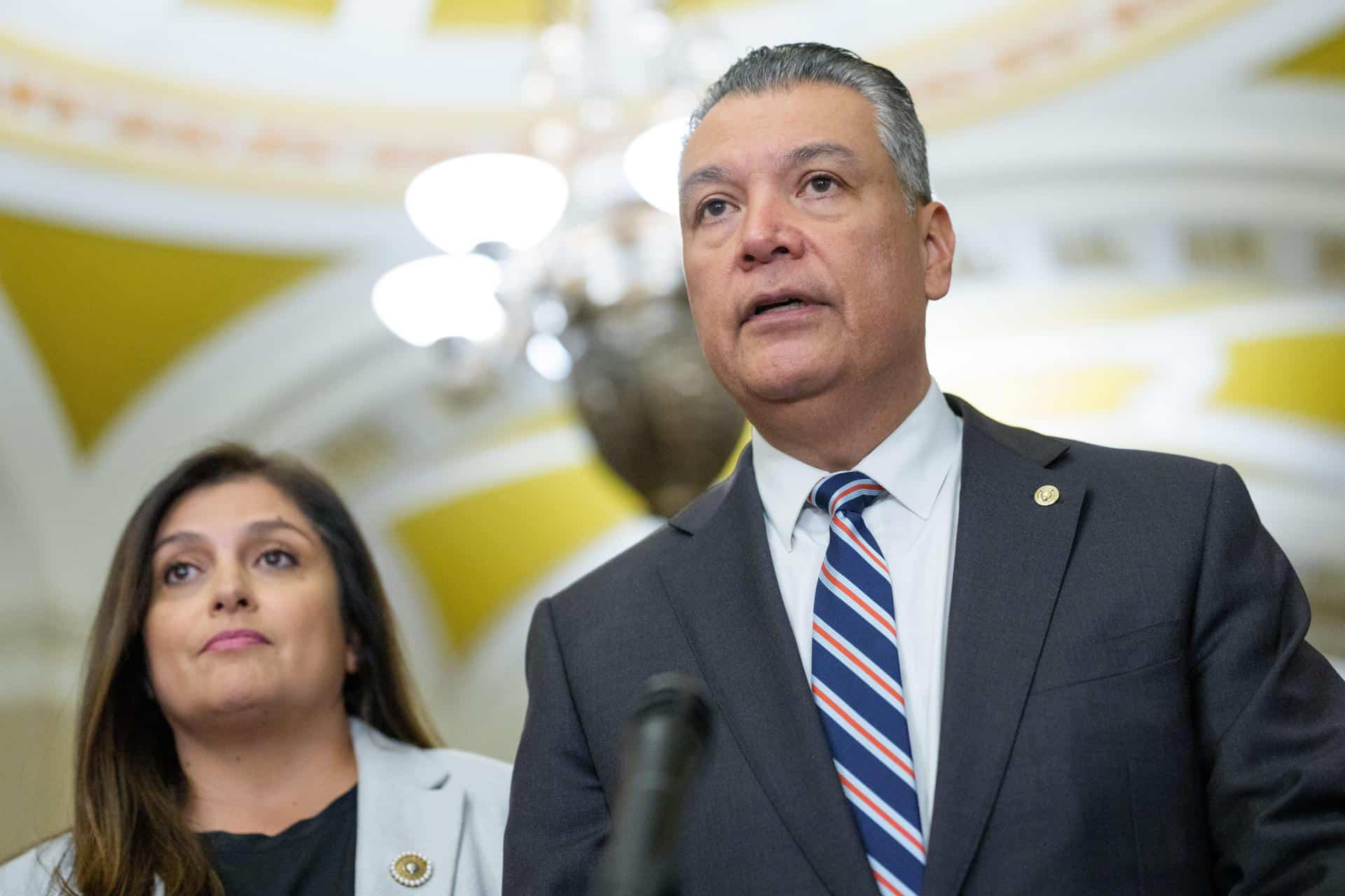 Imagen de archivo del senador estadounidense Alex Padilla (D). EFE/EPA/AARON SCHWARTZ