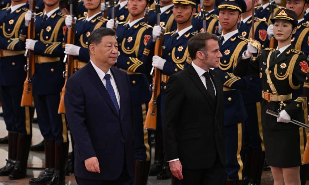 Beijing (China), 04/12/2025.- France's President Emmanuel Macron (R) and China's President Xi Jinping (L) review honour guards during a state visit at the Great Hall of the People in Beijing, China, on 04 December 2025. (Francia) EFE/EPA/ADEK BERRY / POOL