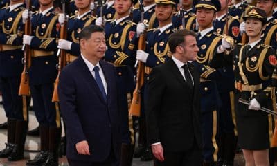 Beijing (China), 04/12/2025.- France's President Emmanuel Macron (R) and China's President Xi Jinping (L) review honour guards during a state visit at the Great Hall of the People in Beijing, China, on 04 December 2025. (Francia) EFE/EPA/ADEK BERRY / POOL