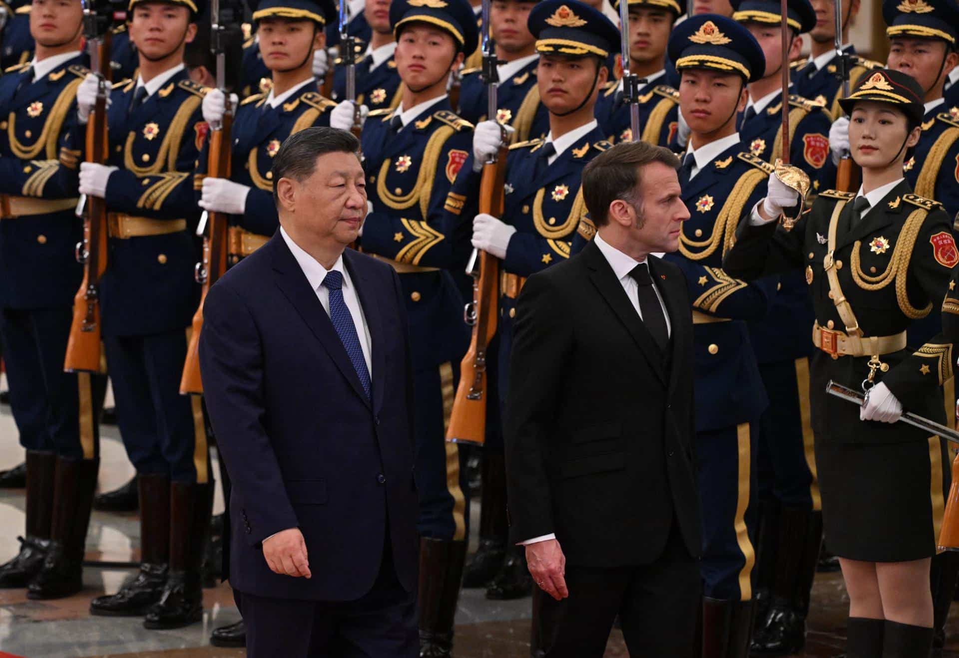 Beijing (China), 04/12/2025.- France's President Emmanuel Macron (R) and China's President Xi Jinping (L) review honour guards during a state visit at the Great Hall of the People in Beijing, China, on 04 December 2025. (Francia) EFE/EPA/ADEK BERRY / POOL