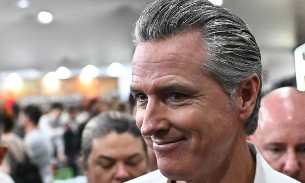 AME7974. BELÉM (BRASIL), 11/11/2025.- El gobernador de California, Gavin Newsom, asiste al Centro de Convenciones Hangar donde se realiza la COP30 este martes, en Belém (Brasil). EFE/ Andre Borges