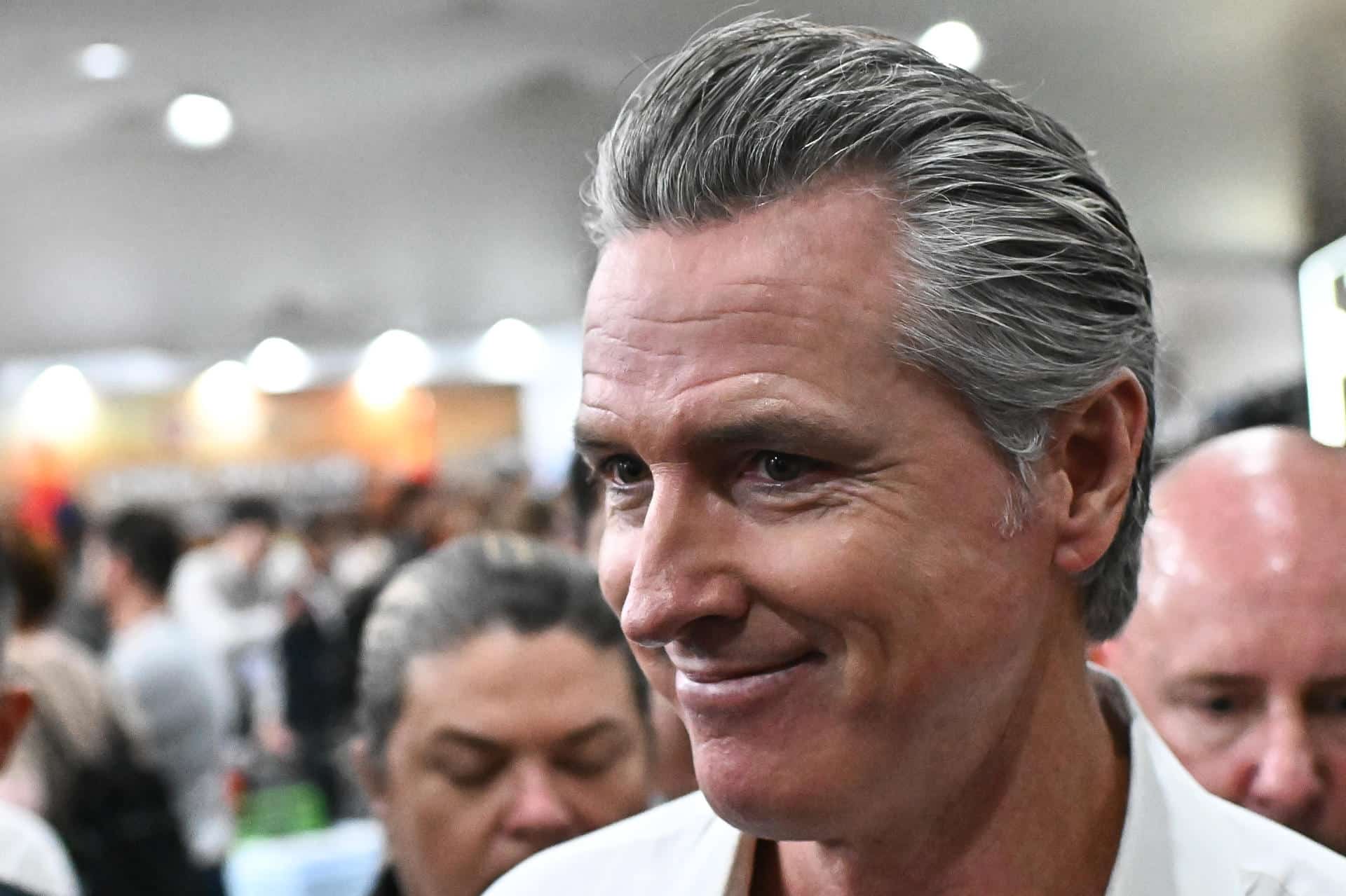 AME7974. BELÉM (BRASIL), 11/11/2025.- El gobernador de California, Gavin Newsom, asiste al Centro de Convenciones Hangar donde se realiza la COP30 este martes, en Belém (Brasil). EFE/ Andre Borges