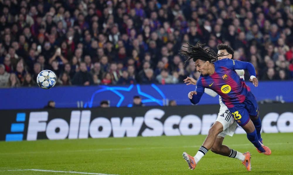 El defensa francés del FC Barcelona, Jules Koundé (d), remata ante el defensa del Eintracht Francfort, Elias Baum, en la jugada que ha significado el primer gol de su equipo durante el encuentro correspondiente a la fase regula de la Liga de Campeones que disputan hoy martes FC Barcelona y Eintracht Francfort en el estadio del Camp Nou, en Barcelona. EFE / Alejandro García.