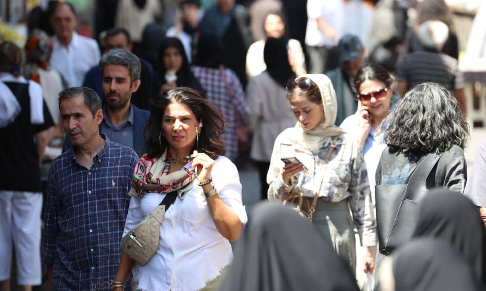 Varias mujeres caminan por la calle sin llevar puesto el velo  en Teherán. Cineastas iraníes reivindicaron el legado de Mahsa Amini cuya muerte bajo custodia policial tras ser detenida por no llevar bien puesto el velo islámico en 2022 inició una nueva época en la República Islámica en la que se clama por la libertad, en un gesto de un mundo artístico que ha pagado un alto precio por respaldar las protestas de 'mujer, vida, libertad'. EFE/ Aydin Shayegan