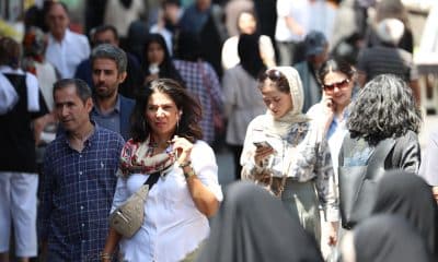 Varias mujeres caminan por la calle sin llevar puesto el velo  en Teherán. Cineastas iraníes reivindicaron el legado de Mahsa Amini cuya muerte bajo custodia policial tras ser detenida por no llevar bien puesto el velo islámico en 2022 inició una nueva época en la República Islámica en la que se clama por la libertad, en un gesto de un mundo artístico que ha pagado un alto precio por respaldar las protestas de 'mujer, vida, libertad'. EFE/ Aydin Shayegan