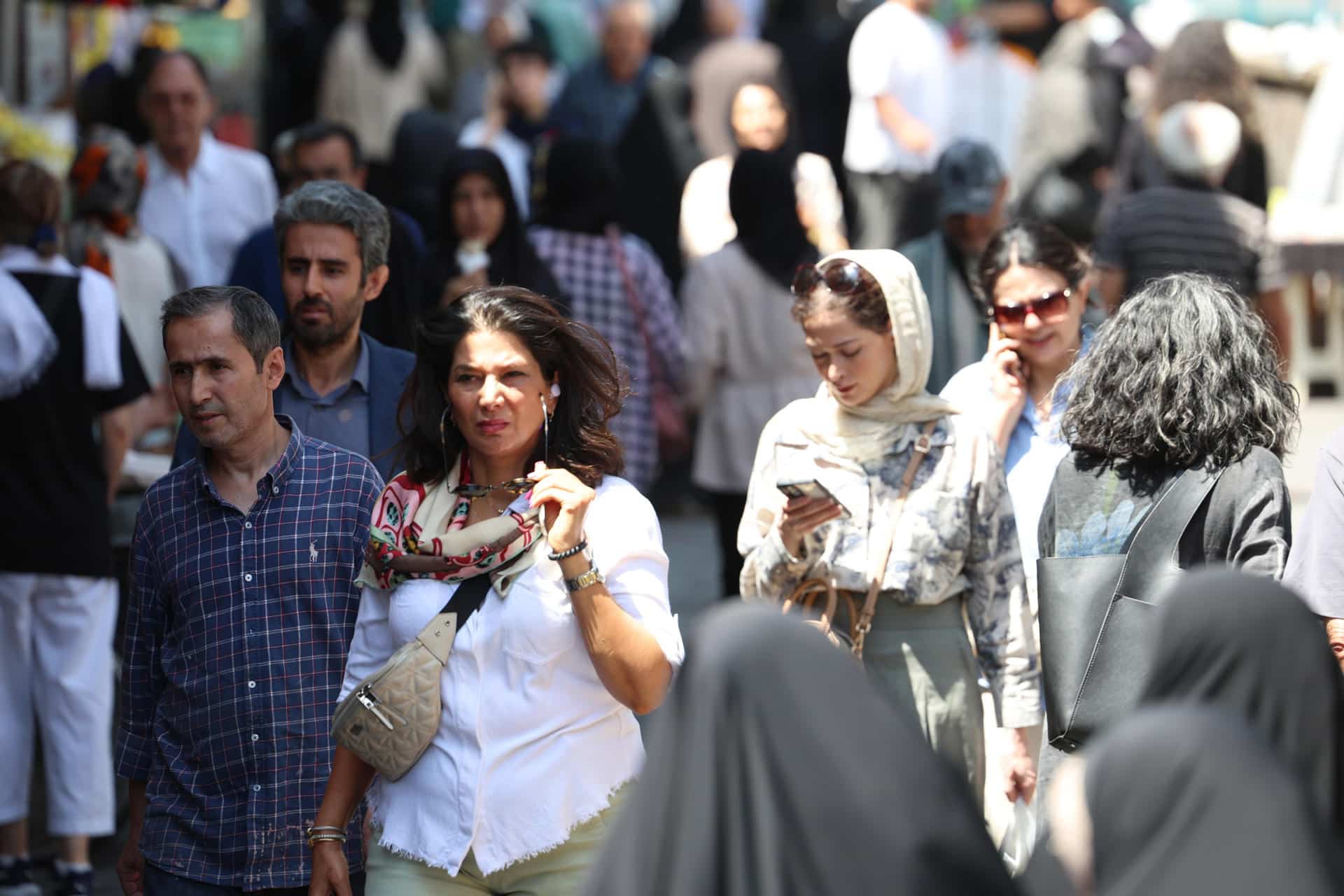 Varias mujeres caminan por la calle sin llevar puesto el velo  en Teherán. Cineastas iraníes reivindicaron el legado de Mahsa Amini cuya muerte bajo custodia policial tras ser detenida por no llevar bien puesto el velo islámico en 2022 inició una nueva época en la República Islámica en la que se clama por la libertad, en un gesto de un mundo artístico que ha pagado un alto precio por respaldar las protestas de 'mujer, vida, libertad'. EFE/ Aydin Shayegan