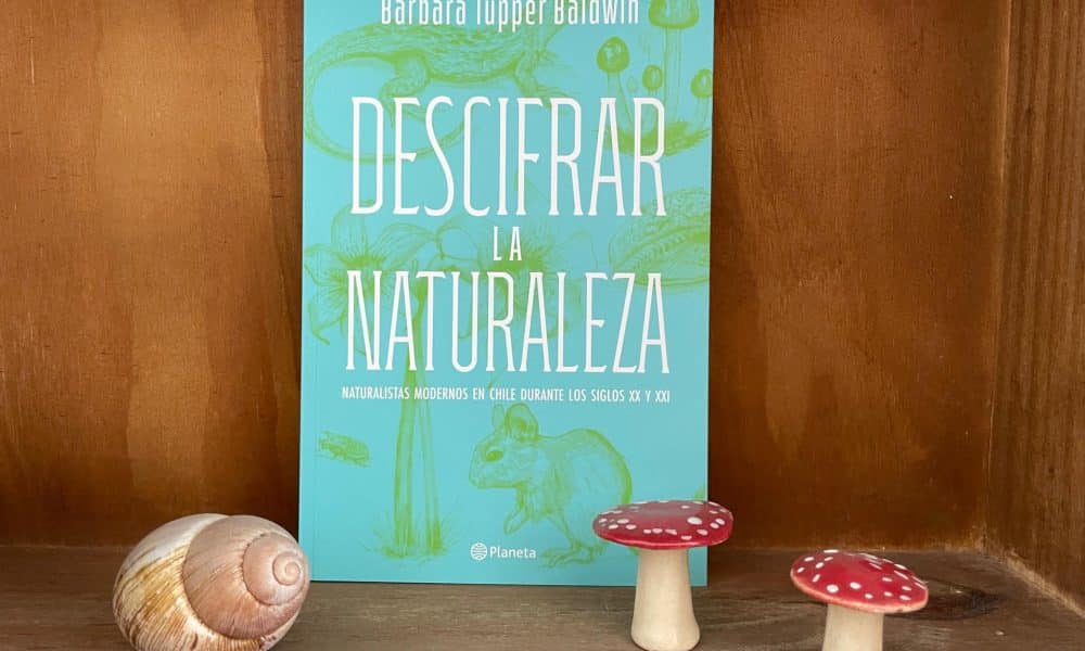 Fotografía cedida por la periodista y autora del libro "Descifrar la naturaleza", Bárbara Tupper, de un ejemplar de su libro este jueves en Santiago (Chile). EFE/ Bárbara Tupper