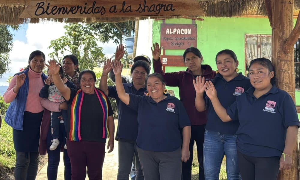 Fotografía del 20 de noviembre de 2025 de mujeres indígenas del proyecto agroturistico Yapuram saludando en Cumbal, (Colombia). EFE/ Mario Baos