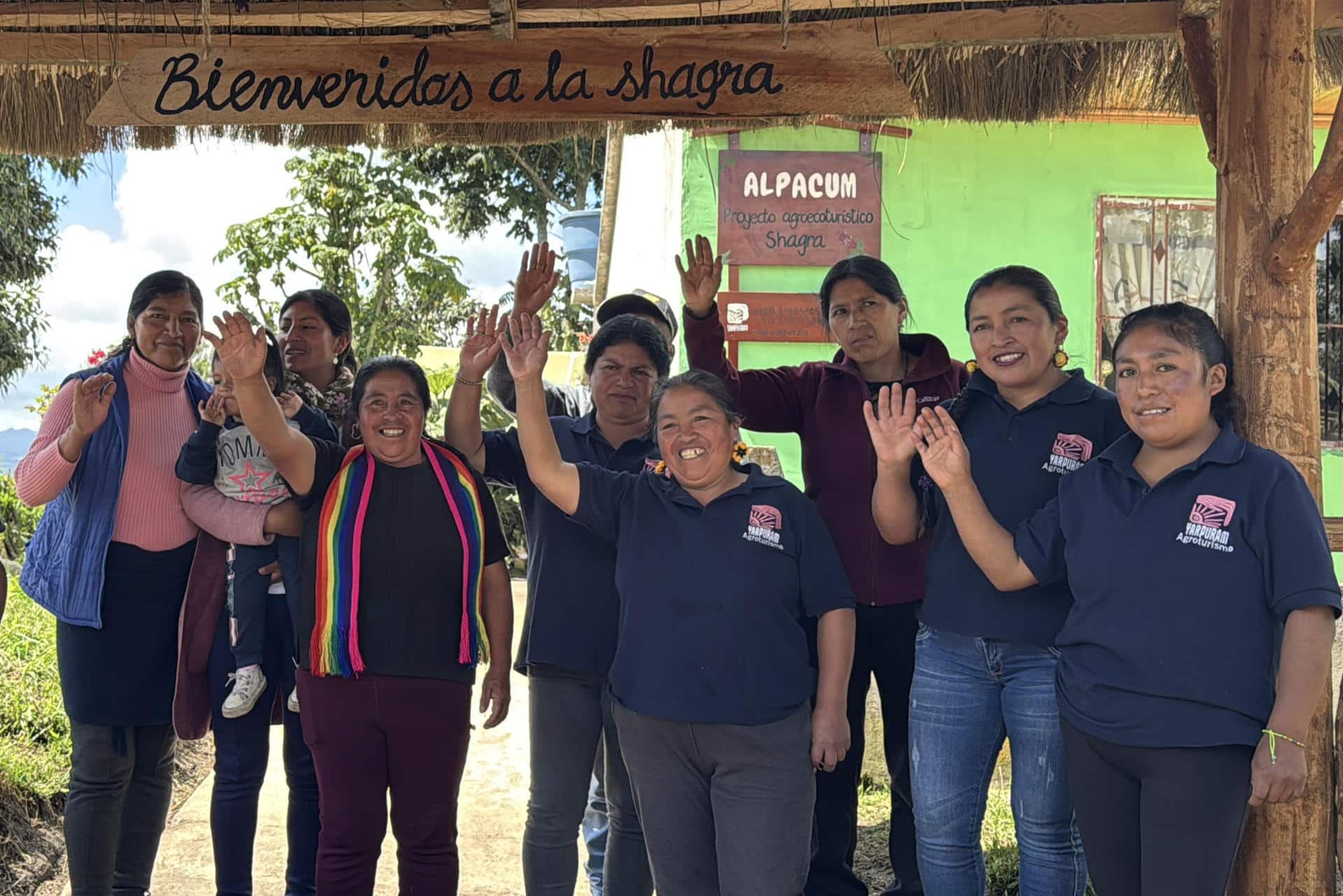 Fotografía del 20 de noviembre de 2025 de mujeres indígenas del proyecto agroturistico Yapuram saludando en Cumbal, (Colombia). EFE/ Mario Baos