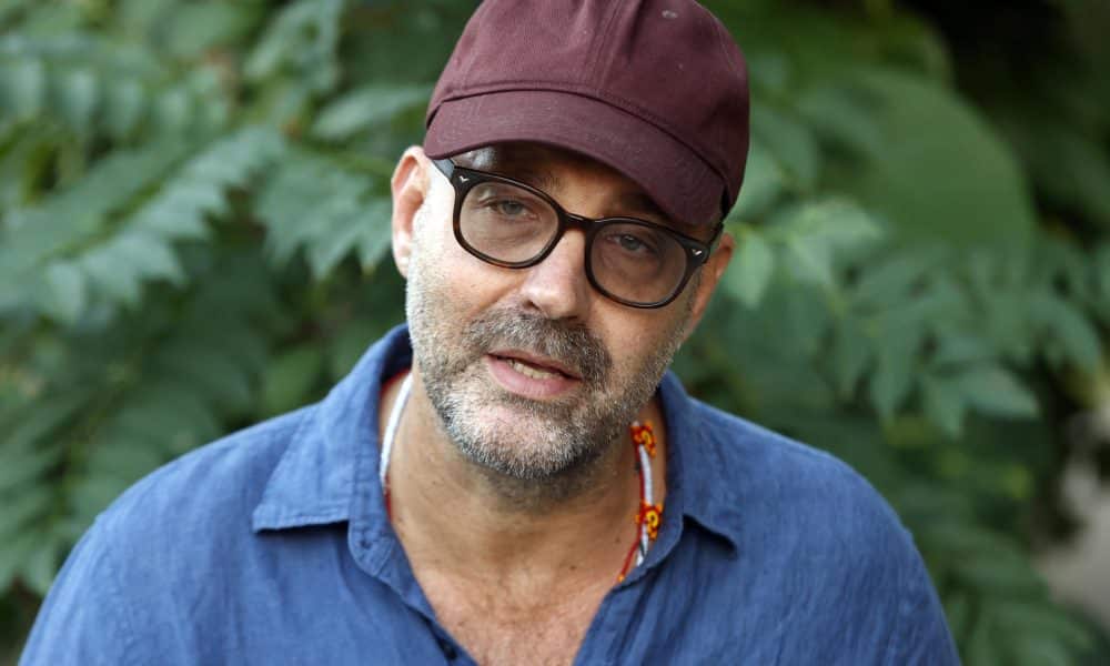 El director cubano Fabien Pisani habla durante una entrevista con EFE este jueves, en La Habana (Cuba). El festival de cine de La Habana, que concluye este domingo, fue un evento de contrastes para el director Pisani. EFE/ Ernesto Mastrascusa