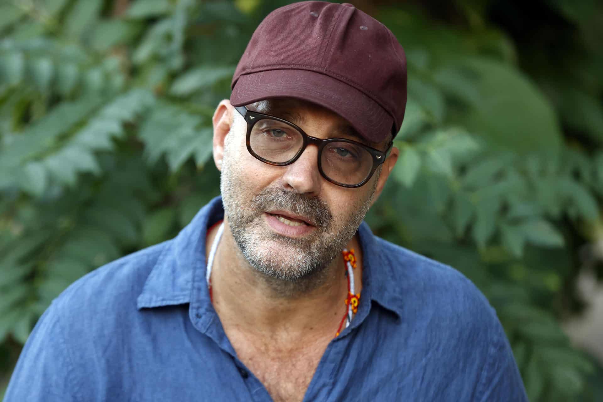 El director cubano Fabien Pisani habla durante una entrevista con EFE este jueves, en La Habana (Cuba). El festival de cine de La Habana, que concluye este domingo, fue un evento de contrastes para el director Pisani. EFE/ Ernesto Mastrascusa