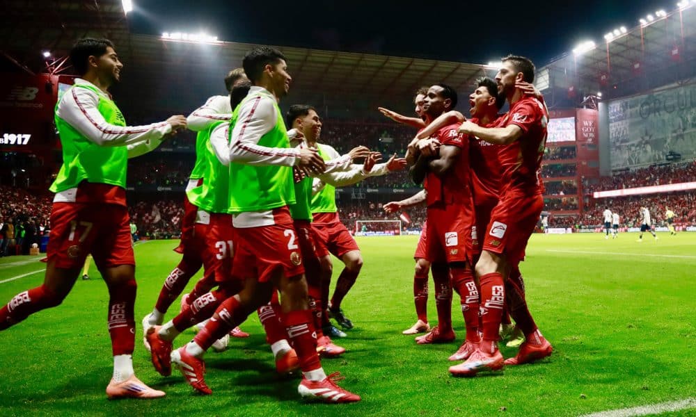 Jugadores de Toluca celebran un gol el sábado, en un partido por las semifinales del Torneo Apertura 2025 de la Liga MX entre Toluca y Monterrey en el estadio Nemesio Diez en Toluca (México). EFE/Felipe Gutiérrez