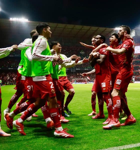 Jugadores de Toluca celebran un gol el sábado, en un partido por las semifinales del Torneo Apertura 2025 de la Liga MX entre Toluca y Monterrey en el estadio Nemesio Diez en Toluca (México). EFE/Felipe Gutiérrez