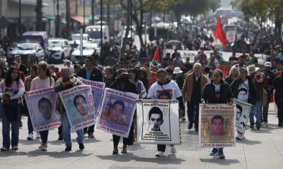 Familiares y compañeros de los 43 estudiantes de Ayotzinapa desaparecidos participan en una peregrinación este viernes en la Basílica de Guadalupe, en Ciudad de México (México). EFE/ Sáshenka Gutiérrez