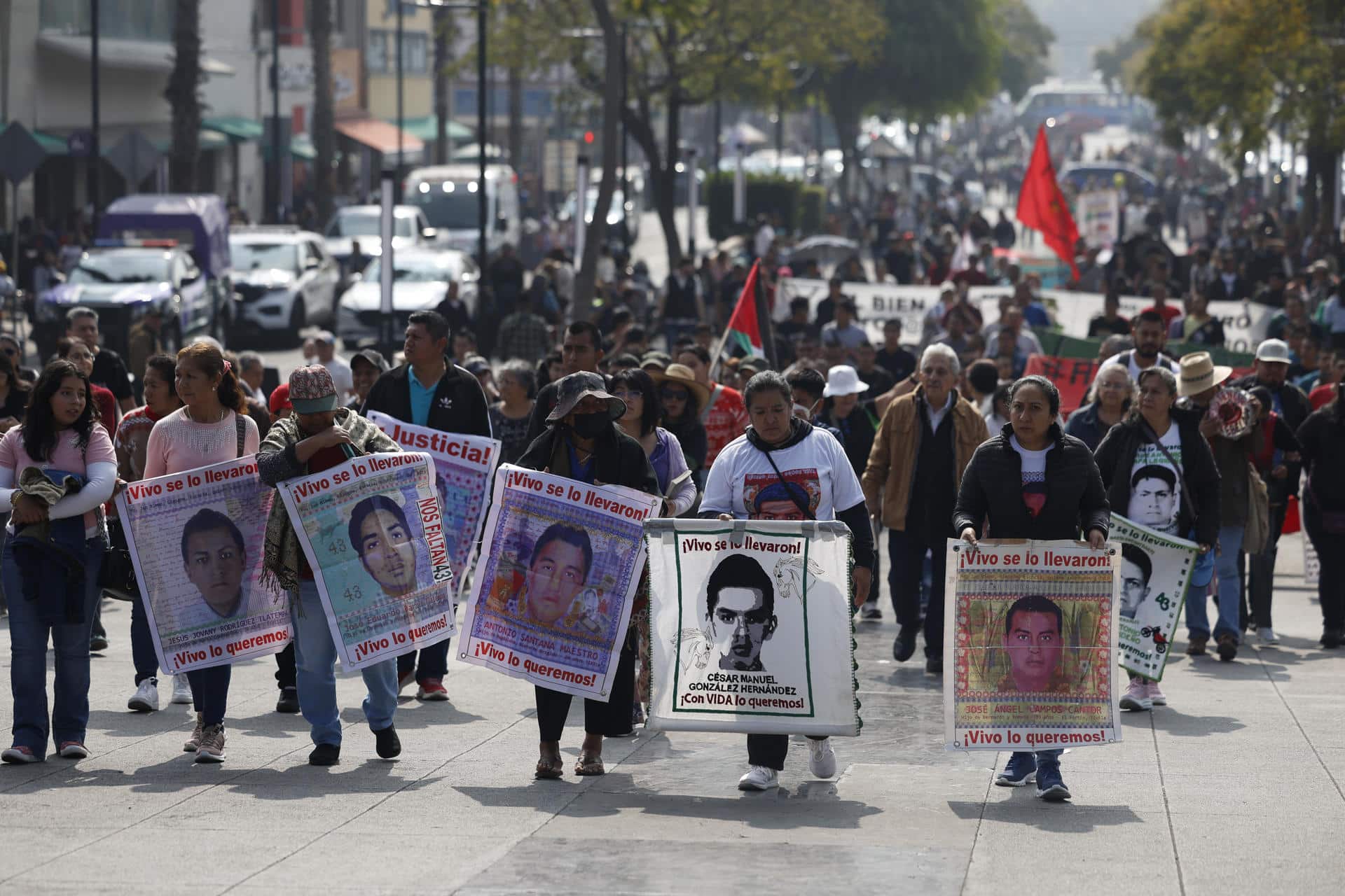 Familiares y compañeros de los 43 estudiantes de Ayotzinapa desaparecidos participan en una peregrinación este viernes en la Basílica de Guadalupe, en Ciudad de México (México). EFE/ Sáshenka Gutiérrez