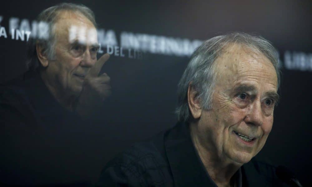 Fotografía de múltiple exposición que muestra al cantante y compositor español Joan Manuel Serrat, habla en un encuentro con los medios de comunicación en el marco de la 39 edición de la Feria Internacional del Libro de Guadalajara (FIL) este martes, en Guadalajara (México). EFE/Francisco Guasco