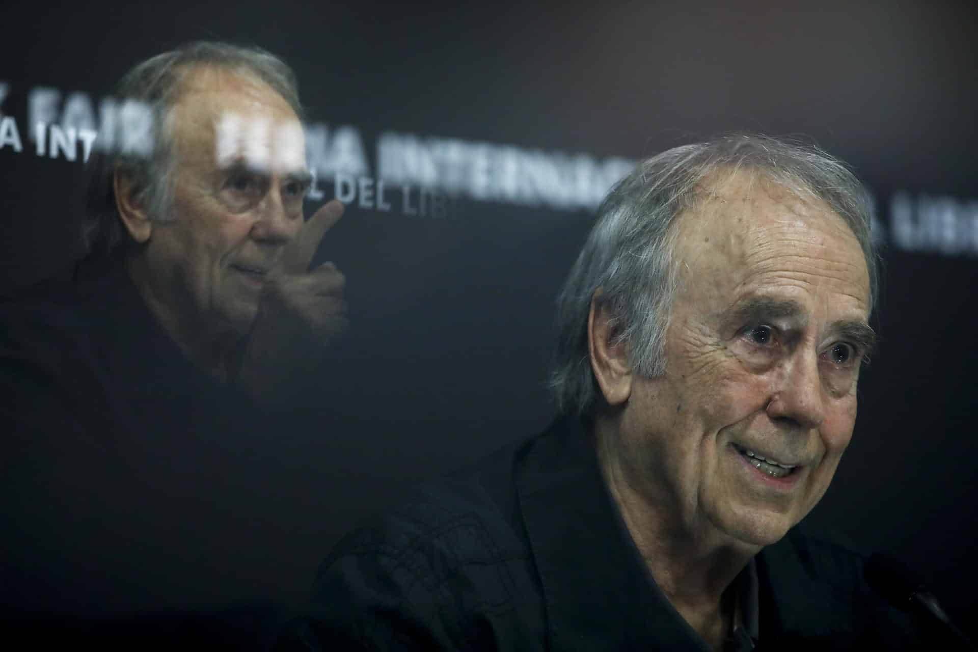 Fotografía de múltiple exposición que muestra al cantante y compositor español Joan Manuel Serrat, habla en un encuentro con los medios de comunicación en el marco de la 39 edición de la Feria Internacional del Libro de Guadalajara (FIL) este martes, en Guadalajara (México). EFE/Francisco Guasco