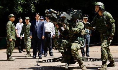 Fotografía de archivo del presidente de Taiwán, William Lai (i) durante una demostración del Ejército isleño.
EFE/EPA/RITCHIE B. TONGO
