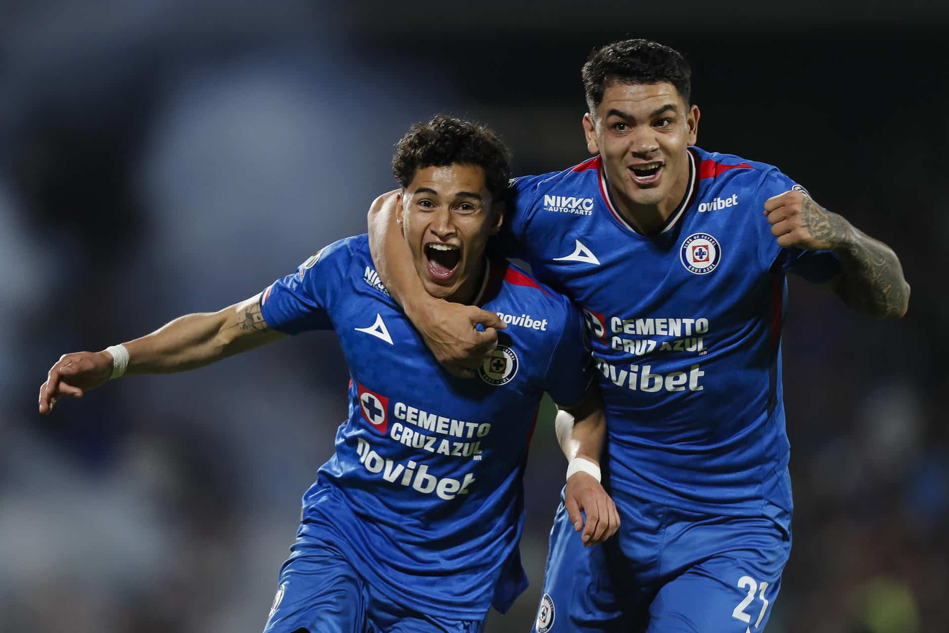Ángel Márquez (i) y Gabriel Fernández celebran este domingo la victoria de Cruz Azul por 3-2 sobre Guadalajara que les ha clasificado para las semifinales del torneo Apertura 2025 del fútbol mexicano. EFE/ Isaac Esquivel