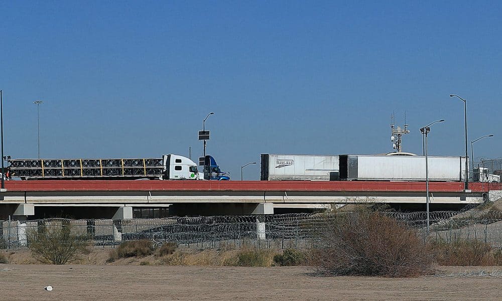 Fotografía del 25 de enero de 2025 que muestra camiones en el Puente Internacional Zaragoza, en Ciudad Juárez (México). EFE/ Luis Torres