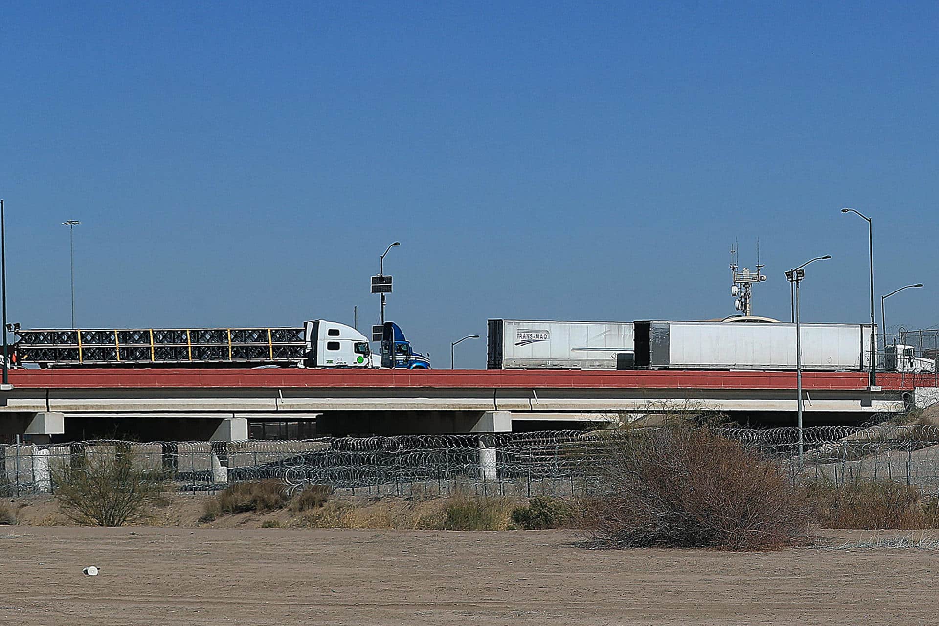 Fotografía del 25 de enero de 2025 que muestra camiones en el Puente Internacional Zaragoza, en Ciudad Juárez (México). EFE/ Luis Torres
