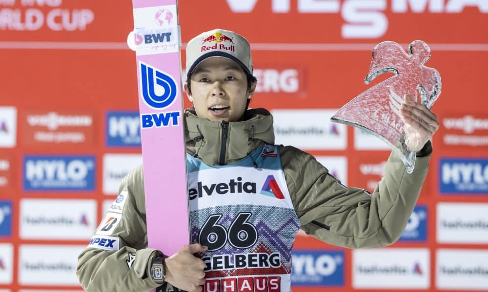 ENGELBERG (Suiza), 21/12/2025.- El japonés Ryoyu Kobayashi, doble ganador de la Copa del Mundo de saltos de esquí nórdico (2019 y 2022), que ganó este domingo la prueba de esa competición disputada en el trampolín grande de Engelberg. EFE/EPA/URS FLUEELER