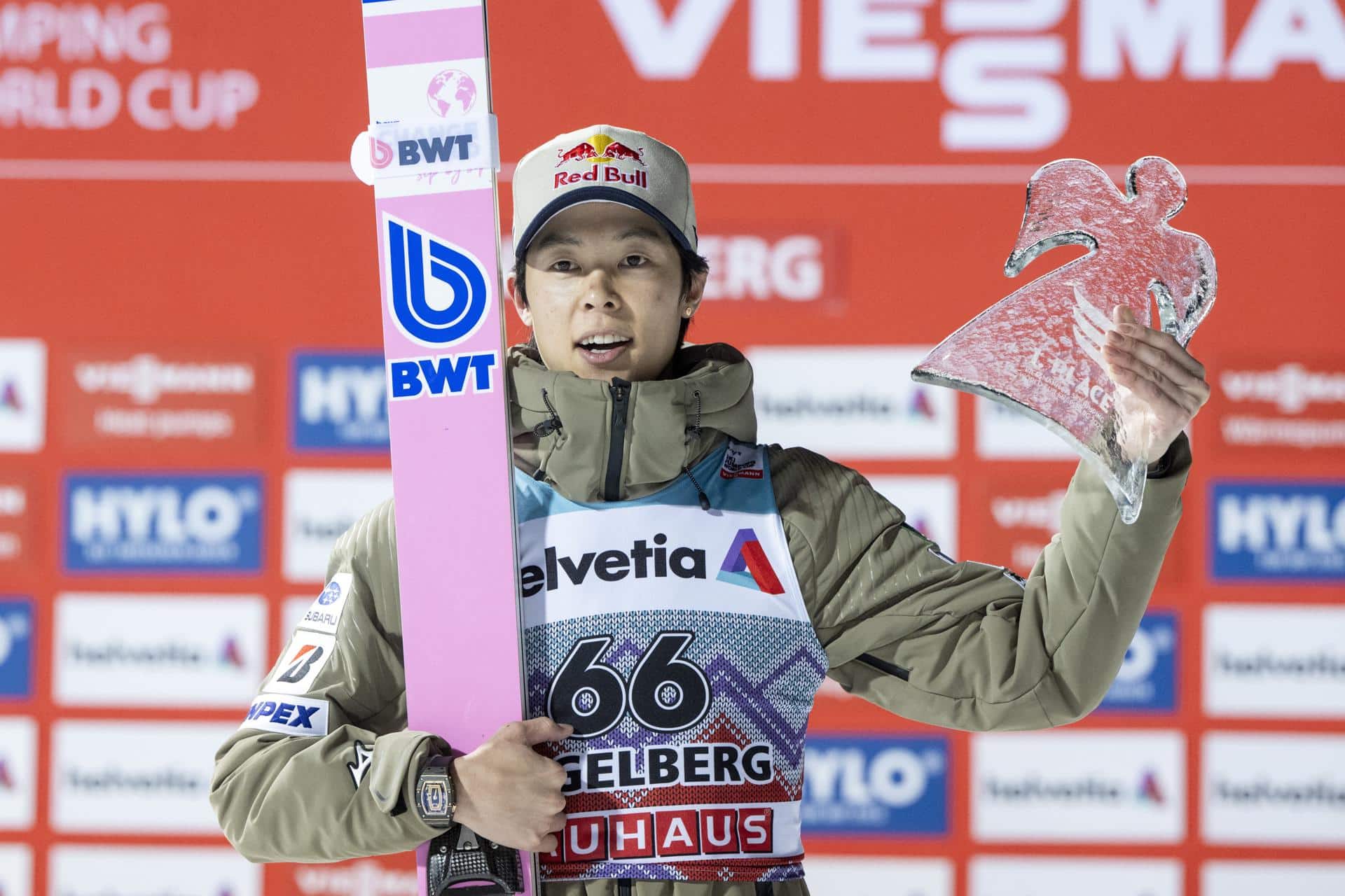 ENGELBERG (Suiza), 21/12/2025.- El japonés Ryoyu Kobayashi, doble ganador de la Copa del Mundo de saltos de esquí nórdico (2019 y 2022), que ganó este domingo la prueba de esa competición disputada en el trampolín grande de Engelberg. EFE/EPA/URS FLUEELER