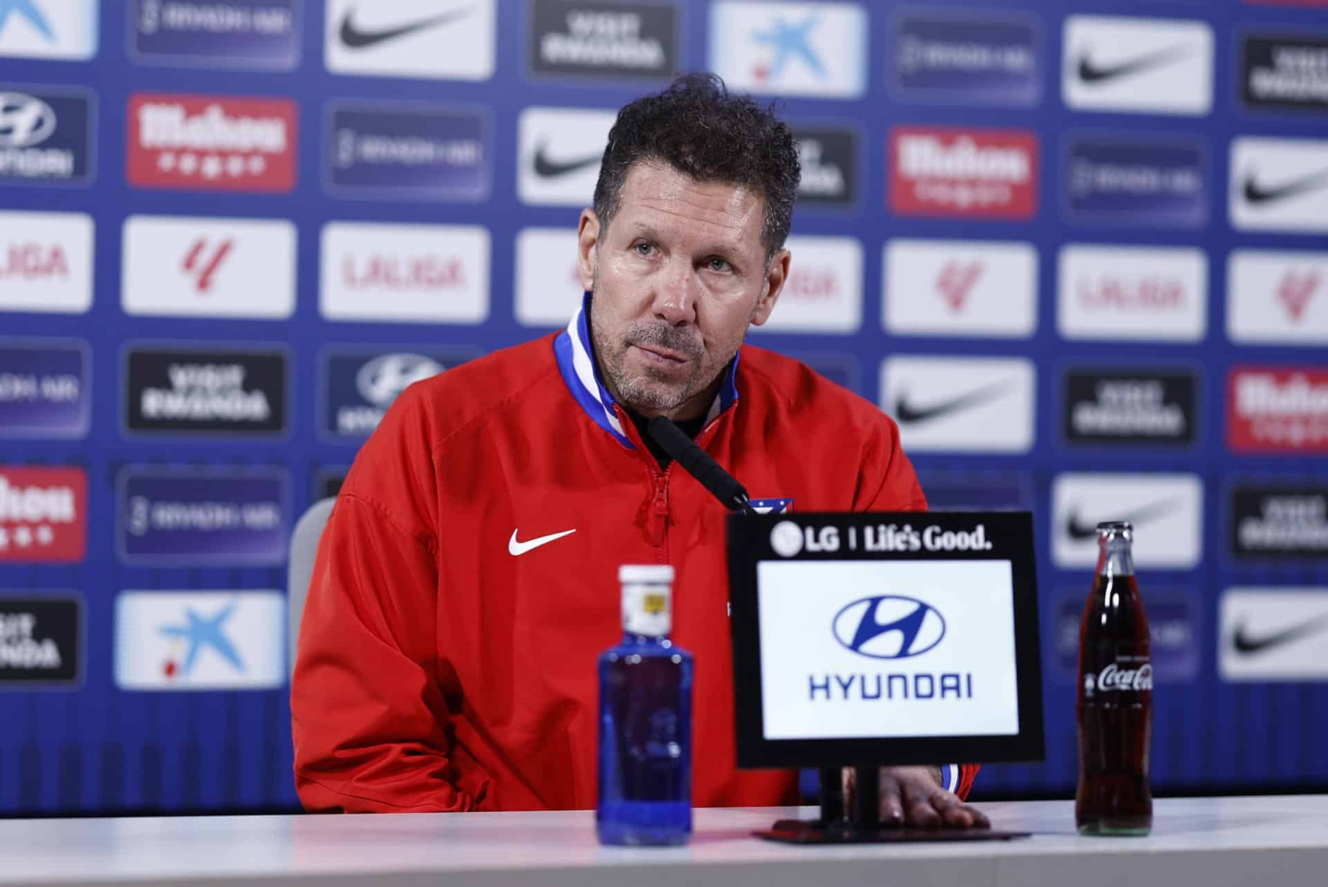 El entrenador del Atlético de Madrid, Diego Pablo Simeone, durante la rueda de prensa ofrecida en la Ciudad deportiva de Majadahonda en Madrid, este sábado. EFE/Rodrigo Jiménez