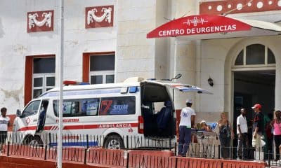 Fotografía que muestra una ambulancia frente al Centro de Urgencias Medicas del hospital Calixto García este lunes, en La Habana (Cuba). EFE/ Ernesto Mastrascusa