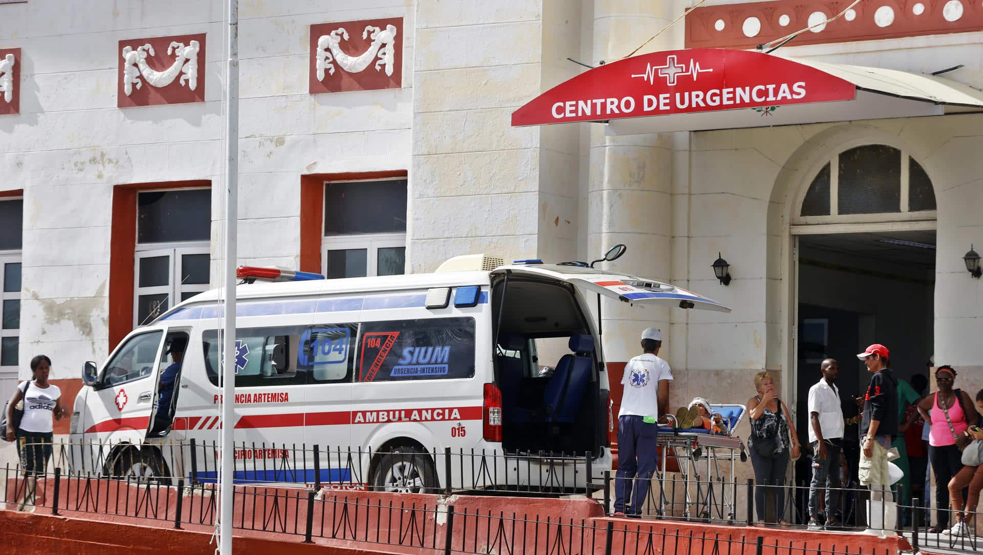 Fotografía que muestra una ambulancia frente al Centro de Urgencias Medicas del hospital Calixto García este lunes, en La Habana (Cuba). EFE/ Ernesto Mastrascusa