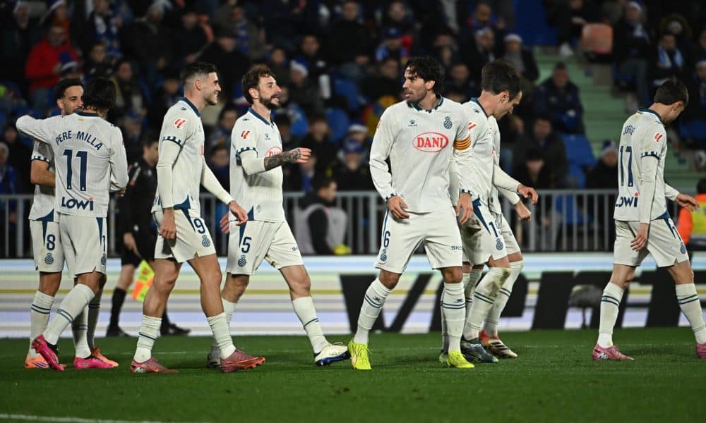 El defensa del Espanyol Leandro Cabrera (3d) celebra tras anotar el 0-1 durante el encuentro correspondiente a la jornada 16 de Laliga EA Sports que disputaron Getafe y Espanyol en el Coliseum de Getafe. EFE / Fernando Villar