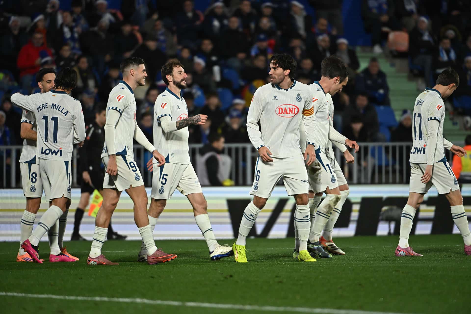 El defensa del Espanyol Leandro Cabrera (3d) celebra tras anotar el 0-1 durante el encuentro correspondiente a la jornada 16 de Laliga EA Sports que disputaron Getafe y Espanyol en el Coliseum de Getafe. EFE / Fernando Villar