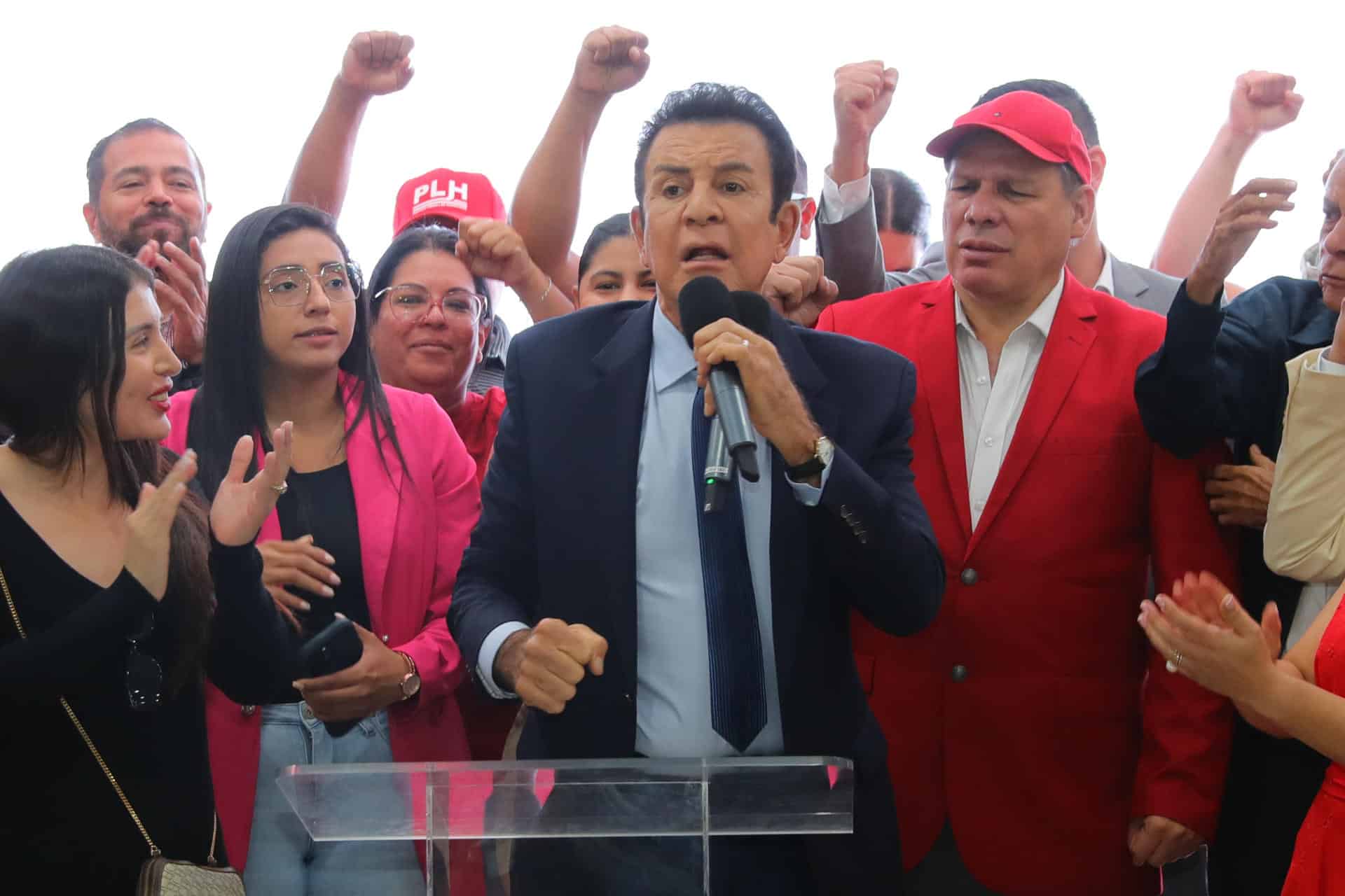 El candidato conservador del Partido Liberal, Salvador Nasralla, habla durante una rueda de prensa este miércoles, en Tegucigalpa (Honduras). EFE/ Gustavo Amador