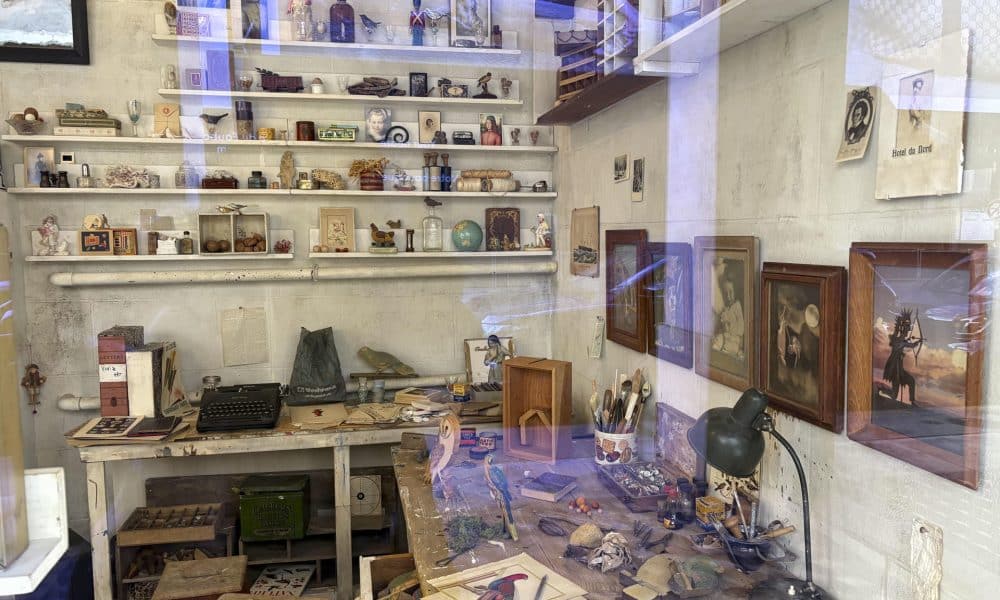 Una recreación del estudio del artista estadounidense Joseph Cornell (1903-1972), ideada por el cineasta norteamericano Wes Anderson, se inaugura este lunes en la galería Gagosian de París, un pequeño espacio con escaparates a pie de calle, bajo el título 'The House on Utopia Parkway'. EFE/ Pol Lloberas