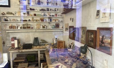 Una recreación del estudio del artista estadounidense Joseph Cornell (1903-1972), ideada por el cineasta norteamericano Wes Anderson, se inaugura este lunes en la galería Gagosian de París, un pequeño espacio con escaparates a pie de calle, bajo el título 'The House on Utopia Parkway'. EFE/ Pol Lloberas