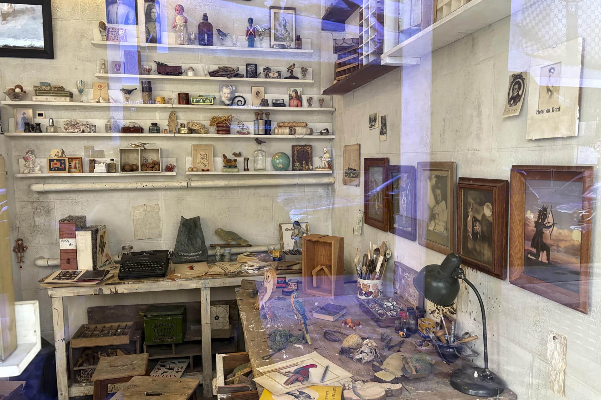 Una recreación del estudio del artista estadounidense Joseph Cornell (1903-1972), ideada por el cineasta norteamericano Wes Anderson, se inaugura este lunes en la galería Gagosian de París, un pequeño espacio con escaparates a pie de calle, bajo el título 'The House on Utopia Parkway'. EFE/ Pol Lloberas