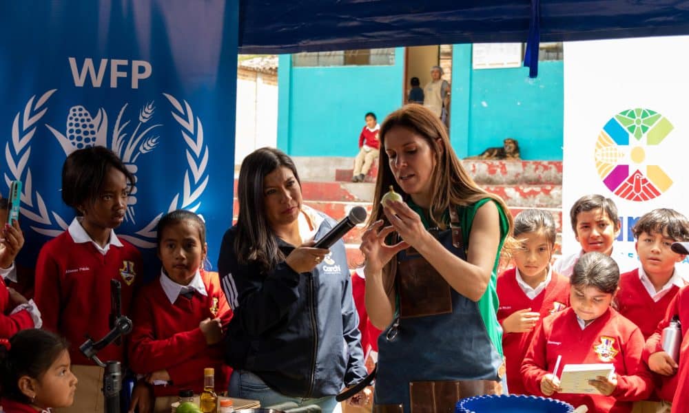 Fotografía cedida por el Programa Mundial de Alimentos  (WFP, por sus siglas en inglés) que muestra a la Chef Carolina Sánchez durante un evento para apoyar la nutrición escolar en zonas rurales, en La Guajira (Colombia). EFE/WFP/