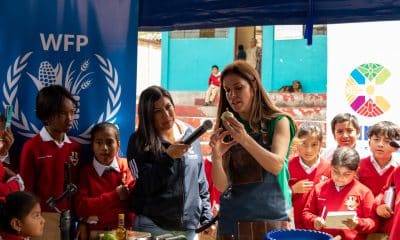 Fotografía cedida por el Programa Mundial de Alimentos  (WFP, por sus siglas en inglés) que muestra a la Chef Carolina Sánchez durante un evento para apoyar la nutrición escolar en zonas rurales, en La Guajira (Colombia). EFE/WFP/