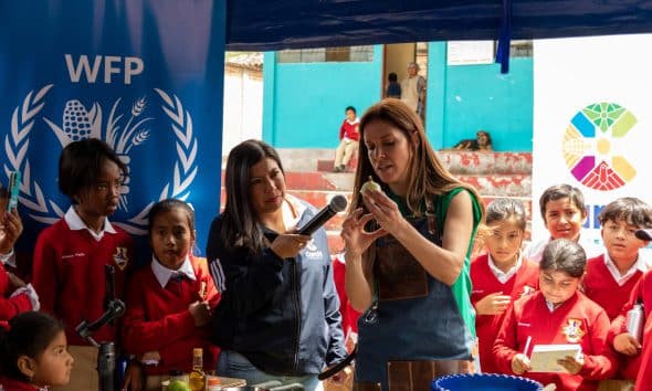 Fotografía cedida por el Programa Mundial de Alimentos  (WFP, por sus siglas en inglés) que muestra a la Chef Carolina Sánchez durante un evento para apoyar la nutrición escolar en zonas rurales, en La Guajira (Colombia). EFE/WFP/