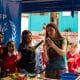 Fotografía cedida por el Programa Mundial de Alimentos  (WFP, por sus siglas en inglés) que muestra a la Chef Carolina Sánchez durante un evento para apoyar la nutrición escolar en zonas rurales, en La Guajira (Colombia). EFE/WFP/