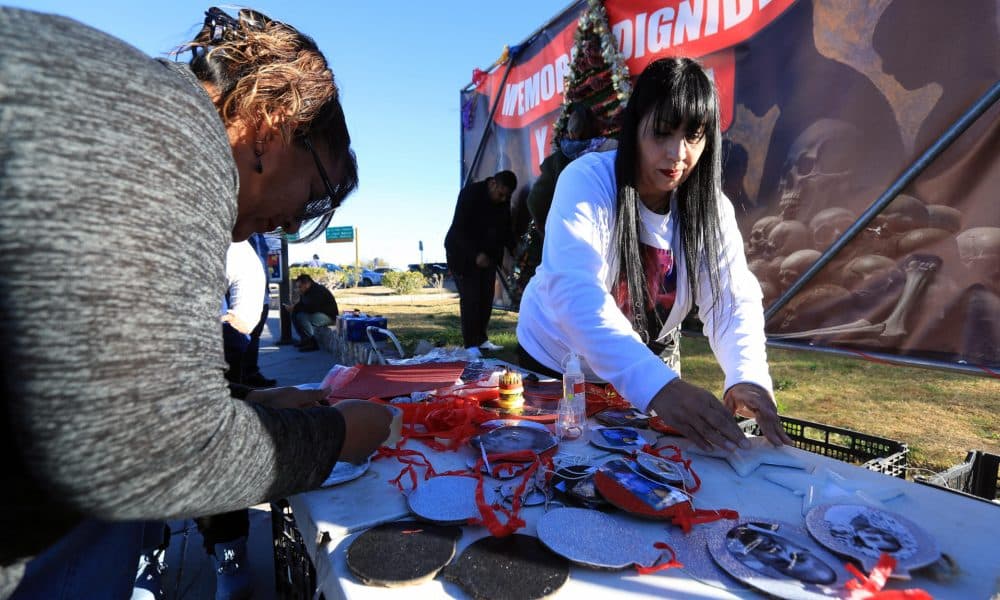 Familiares de víctimas de un crematorio clandestino instalan un árbol de navidad frente a la Fiscalía General del Estado de Chihuahua este 6 de diciembre de 2025, en Ciudad Juárez (México). EFE/Luis Torres