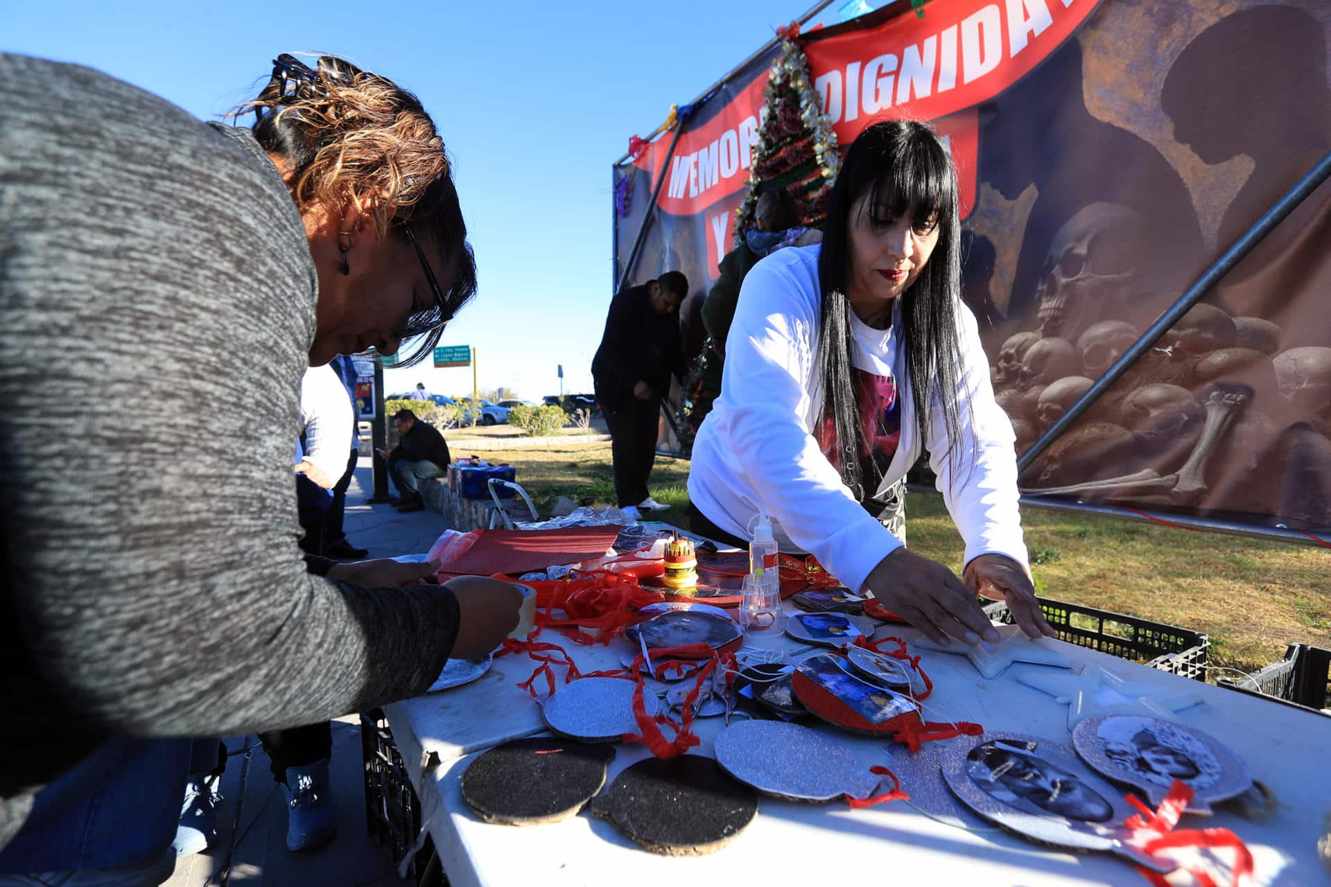 Familiares de víctimas de un crematorio clandestino instalan un árbol de navidad frente a la Fiscalía General del Estado de Chihuahua este 6 de diciembre de 2025, en Ciudad Juárez (México). EFE/Luis Torres