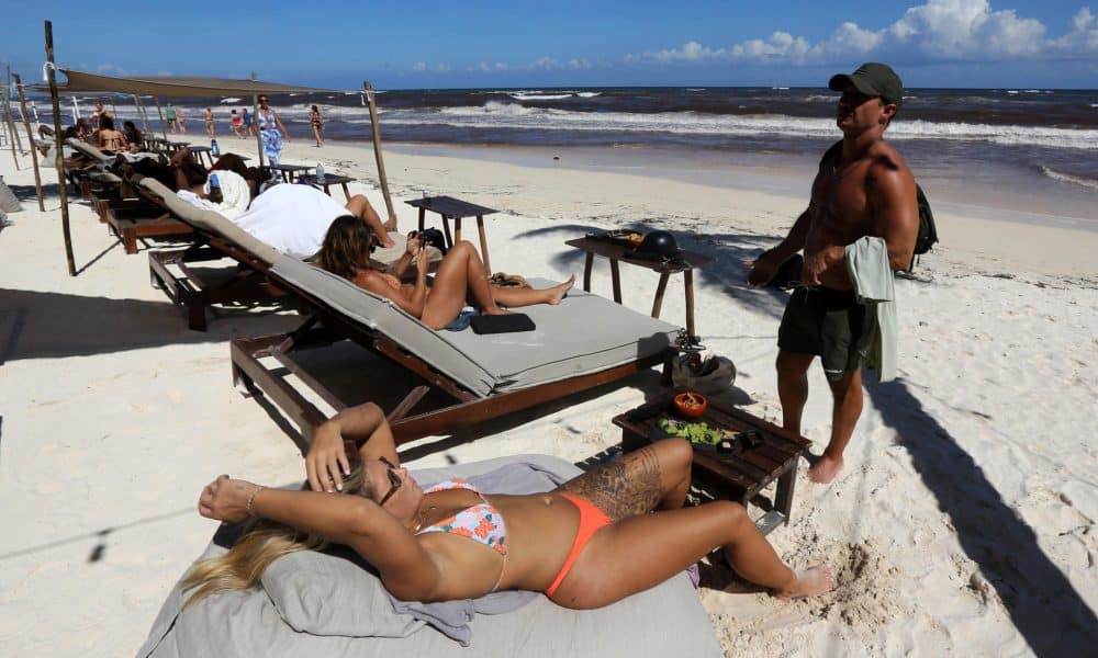 Personas toman el sol en la playa este martes, en Tulum (México). EFE/Alonso Cupul