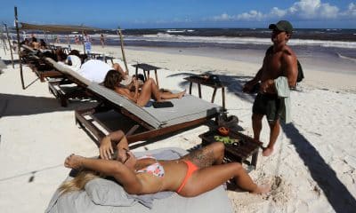 Personas toman el sol en la playa este martes, en Tulum (México). EFE/Alonso Cupul
