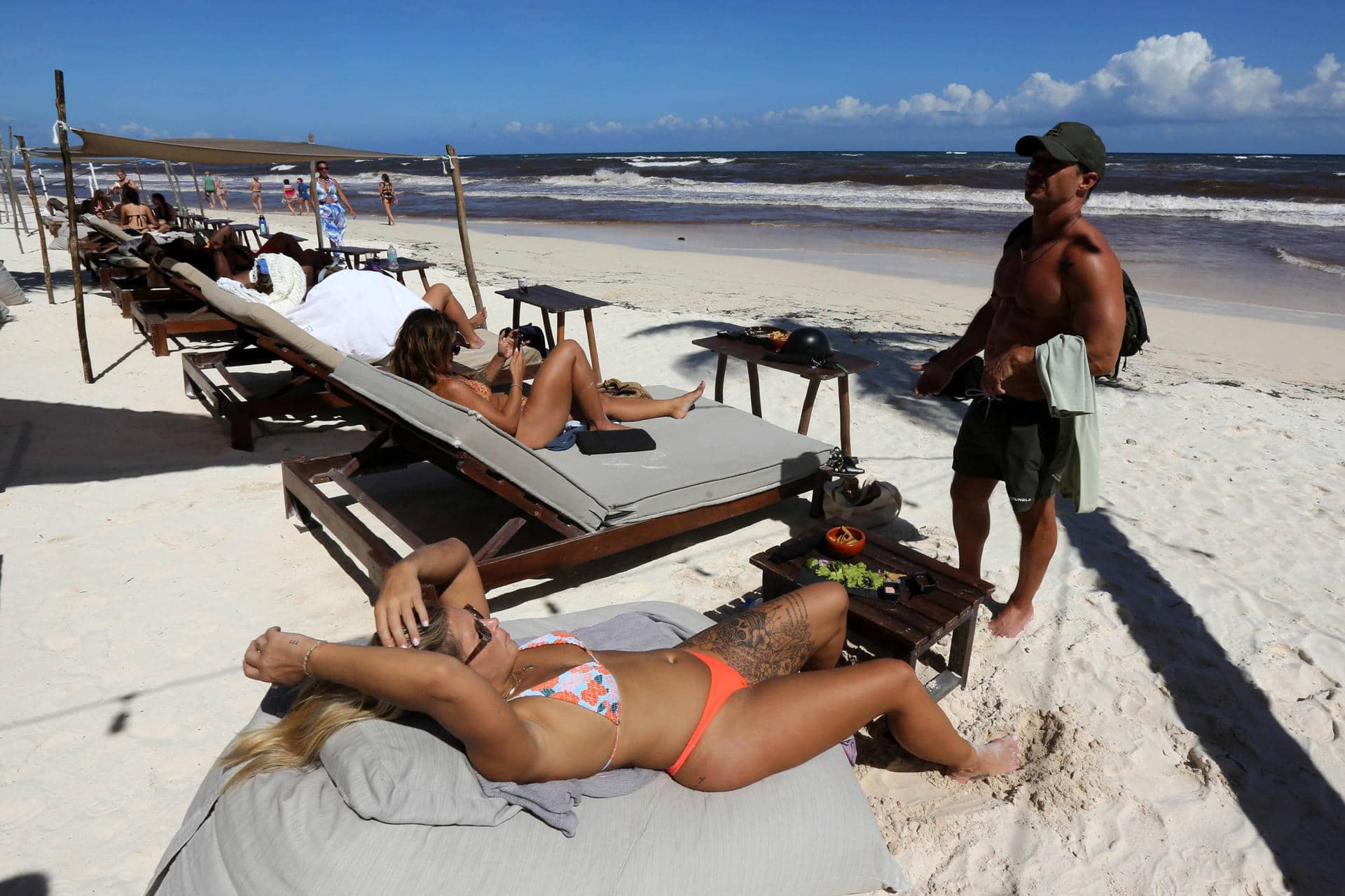 Personas toman el sol en la playa este martes, en Tulum (México). EFE/Alonso Cupul