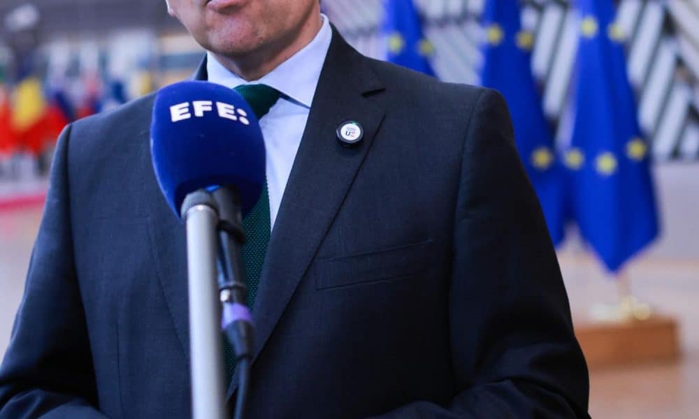 El ministro de Asuntos Exteriores de España, José Manuel Albares, habla con los medios de comunicación durante un Consejo de Asuntos Exteriores de la UE en Bruselas, Bélgica, el 15 de diciembre de 2025. EFE/EPA/OLIVIER HOSLET