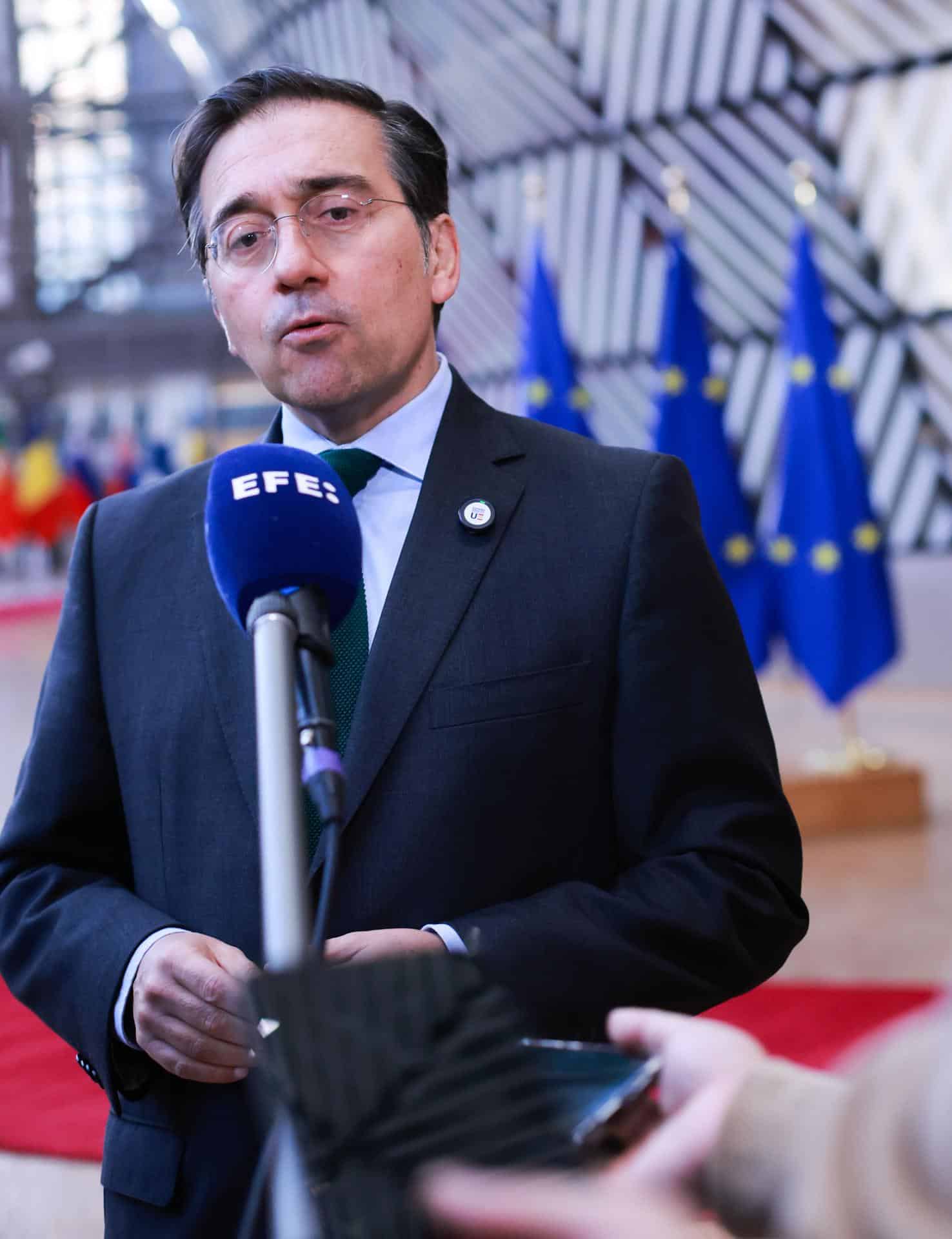 El ministro de Asuntos Exteriores de España, José Manuel Albares, habla con los medios de comunicación durante un Consejo de Asuntos Exteriores de la UE en Bruselas, Bélgica, el 15 de diciembre de 2025. EFE/EPA/OLIVIER HOSLET