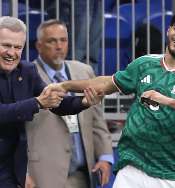 Raúl Jiménez (d) de México celebra un gol con su entrenador Javier Aguirre en un partido amistoso entre México y Paraguay en el Alamodome en San Antonio (Estados Unidos). Imagen de archivo. EFE/ Carlos Ramírez