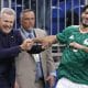 Raúl Jiménez (d) de México celebra un gol con su entrenador Javier Aguirre en un partido amistoso entre México y Paraguay en el Alamodome en San Antonio (Estados Unidos). Imagen de archivo. EFE/ Carlos Ramírez